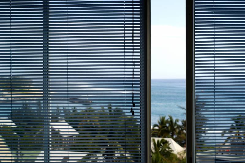 Volets avec des stores extérieurs orientables pour restaurant Nice NAO FERMETURES