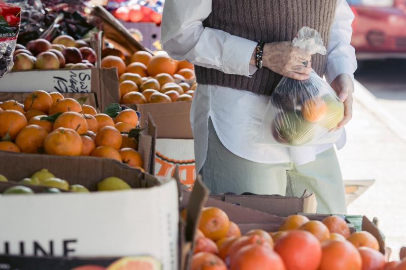 Faire ses courses pour cuisiner au marché paysan de la Friche de la Belle de Mai à Marseille